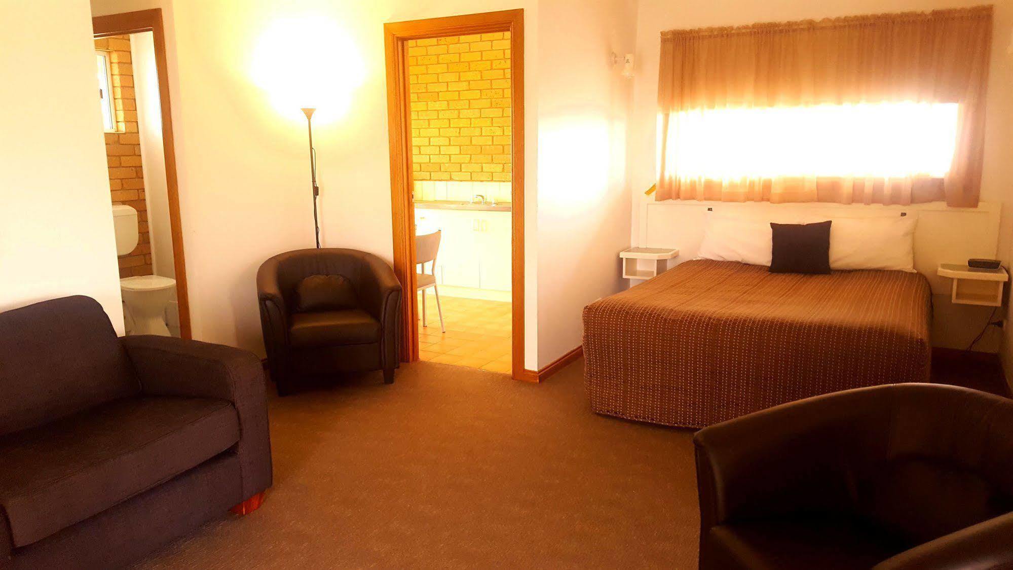 Centrepoint Motel דניליקווין מראה חיצוני תמונה